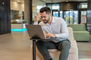 Genç, üzgün, Kafkasyalı işadamı dizüstü bilgisayarla tarama yaparken, beklenmedik piyango sonuçlarını kaybediyor, kötü haber, servet kaybı ofis lobisinde başarısız oluyor. Otel koridorunda sakallı, serbest çalışan üzgün bir işçi..