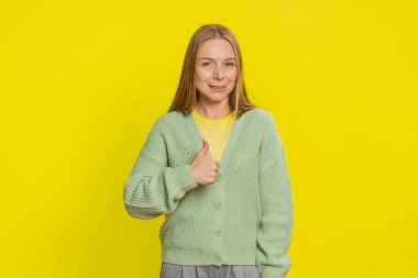 Gibi. Beyaz kadın bir şeyi onaylıyor ya da olumlu cevap veriyor. Reklamlar başarıyı kutlayan iyi bir geri bildirim gibi. Sarı arkaplanda izole edilmiş kız