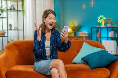 Şaşırmış bir kadın cep telefonu daktilo kullanarak 