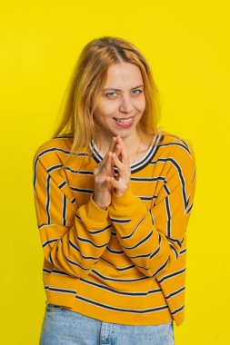 Bluzlu, sinsi, kurnaz, beyaz kadın hileli yüzlü, şeytani planlar yapan, sinsi kötü adam fikrini, hilekarları, şakaları, eşek şakalarını düşünen. Sarı arkaplanda izole edilmiş kız