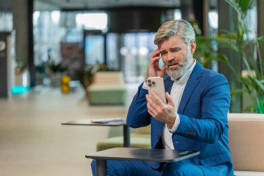 Takım elbiseli bir işadamı akıllı telefon daktilo ile arama yapıyor. Ani piyango sonuçlarını, kötü haberi, servet kaybı ofis lobisini kaybediyor. Koridorda cep telefonu olan üzgün bir girişimci..