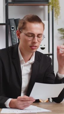 Resmi takım elbiseli Kafkasyalı genç bir işadamı elinde mektupla evde oturuyor, üzgün ve hayal kırıklığına uğramış, kötü haberler okuyor, banka kredisinin reddedildiğini bildiriyor, iflastan bıkmış..