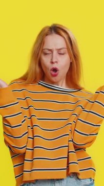 - Ne? - Neden? Öfkeli genç sarışın kadın kızgın bir ifadeyle el kaldırıyor, başarısızlık nedenini soruyor, sorunlardan kuşkulandığını gösteriyor. Sarı arkaplanda izole edilmiş kız