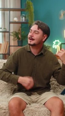 Evde orta yaşlı bir adam rock yapıyor hayali gitar tıngırdatıyor, dans ediyor ve büyük rock müziğinin tadını çıkarıyor. Kanepedeki genç adam vahşi gitar çalıyor aktif atlayışlar yapıyor müzik tutkusu kutluyor.