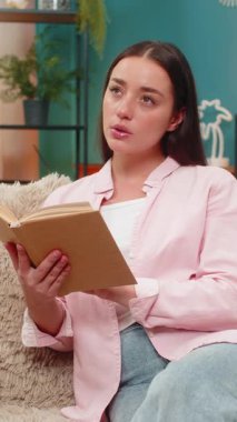 Genç bir kadın kanepede oturur ve sayfaları yavaşça çeviren ve hikayeyi derinden yansıtan bir kitap okur. Kafkasyalı kız nazikçe uzaklara bakar. Fikirleri düşünür ve metinden manasını emer..