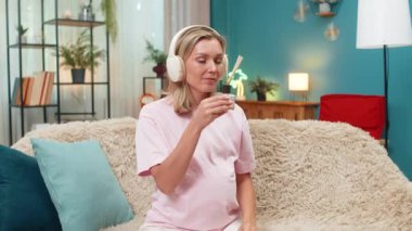 Hamile orta yaşlı bir kadın, yayılan gözlerinden koku buharı soluyor. Kulaklıklar kapalı ve sakin müzik çalıyor. Kanepede beyaz bir kız göbeğine sarılıyor yavaşça nefes alıyor rahatlatıcı kokunun tadını çıkarıyor..