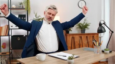 Merkez ofisteki orta yaşlı işadamı kahve aromasını yudumlarken kendini yenilenmiş hissediyor. Masa düzenleme bölümündeki serbest çalışan adam rapora çizelge numaraları ekleyerek kesinlik ve netlik sağlıyor.