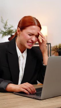 Ofisteki genç iş kadını, baş ağrısı ve acıdan gözleri daraldığı zaman dizüstü bilgisayarla yazı yazıyor. Masa masajındaki serbest çalışan kız sinagogda yavaşça nefes alıyor ve rahatlama gelmesini ve işe devam etmesini umuyor.