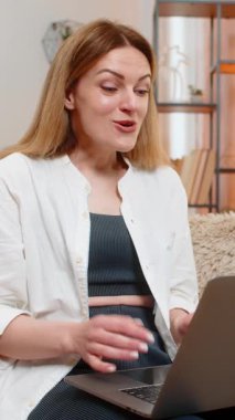 Kadınlar beklenmedik güzel haberlere şaşırır, zaferi evde dizüstü bilgisayarla kutlarlar, gözleri açılır. Genç yetişkin kız neşeli bir şaşkınlık sergiliyor, duygusal olarak keyifli bir internet keşfi.