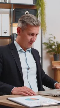 Kafkas genç iş kadını ofis masasında dizüstü bilgisayarda çalışıyor çalışanla online iletişim videosu görüşmesi yapıyor, patron. Bilgisayar webcam görüntülerine bakan yönetici destek servisleri.