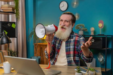 Kıdemli sakallı iş adamı megafonla konuşuyor. Haberleri duyuruyor. Merkez ofiste reklamları duyuruyor. Yaşlı büyükbaba hoparlör kullanarak uyarıyor ve kameraya bağırıyor.