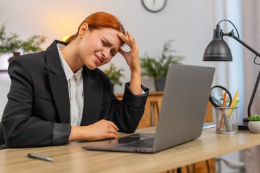 Ofisteki genç iş kadını, baş ağrısı ve acıdan gözleri daraldığı zaman dizüstü bilgisayarla yazı yazıyor. Masa masajındaki serbest çalışan kız sinagogda yavaşça nefes alıyor ve rahatlama gelmesini ve işe devam etmesini umuyor.