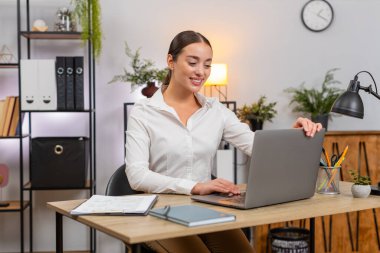 Merkez ofisteki genç mutlu iş kadını dizüstü bilgisayarı açar ve bugün işe başlamak için daktilo yazmaya başlar. Masadaki serbest çalışan kız liste yapmak için plan kontrolleri yazar ve müşteri için rapor hazırlar.