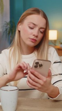 Beyaz kadın evinde oturuyor, akıllı telefondaki sosyal medya içeriği videolarını çekiyor, kahve ya da çay yudumluyor, duygusuz görünüyor. Kız rahat, sakin, sakin görünüyor. Yalnızlıktan zevk alıyor.