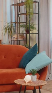 Beyaz tenli yakışıklı adam oturma odasındaki kanepede dinlenmekten zevk alıyor. Mutlu adam kanepede uzanmış, dinleniyor, yorucu bir günün ardından uyukluyor, gözlerini kapıyor, elini başının arkasına koyuyor, stresten uzak..