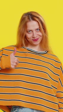 Gibi. Beyaz kadın bir şeyi onaylıyor ya da olumlu cevap veriyor. Reklamlar başarıyı kutlayan iyi bir geri bildirim gibi. Sarı arkaplanda izole edilmiş kız