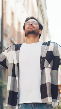 Sakin ol, sakin ol. Genç Hintli adam meditasyon yapıyor, derin derin nefes alıyor, dua eden gözler kapalı, konsantre düşünceler, dışarıda huzurlu bir zihin. Şehir caddesinde mola veren bir adam..