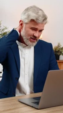 Merkez ofisteki orta yaşlı işadamı aniden boğazını sıkıyor. Derin bir acı hissediyor. Acilen rahatlaması gerekiyor. Masadaki serbest çalışan adam kaslarını esnetiyor. Rahatsızlık geçsin diye masaj yapıyor..