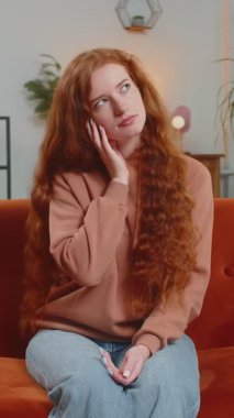 Evreka. Düşünceli, zeki, ilham verici kadın olumlu bir hareket yaptı. Yaratıcı bir plan ortaya attı. İyi bir fikirle heyecanlandı, ilham kaynağı oldu. Evdeki koltukta oturan kızıl saçlı kız..