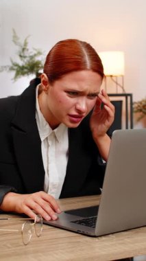 Ofisteki genç iş kadını yorgun gözlerini ovuşturuyor sonra gözlük takıyor ve keskin ekrana gülümsüyor. Masadaki serbest çalışan kız, bulanık görme ve yeni odak noktasının rahatlığını hissederek gevşek dizüstü görüntüden hoşlanıyor.