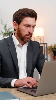 Merkez ofisteki orta yaşlı işadamı laptopta ödemeli e-posta okuyor ve kötü haberlerden sonra iç çekiyor. Masadaki serbest çalışan adam maaş kesintisini ve faturalar ve kira için sonraki adımları düşünmekten rahatsız oluyor..