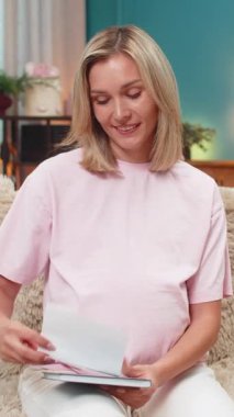 Hamile, orta yaşlı bir kadın karnını doyurmak yerine bebek örtüsüne mesaj yazıyor. Kanepede oturan beyaz kız gözlerini kapar. Nazik bir gülümseme. Geleceği hayal ederek kelimeler okurken hatıra saklar..