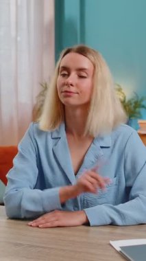 Kafkasyalı genç iş kadınının portresi el sıkışıyor, 