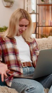 Genç yetişkin bir kadın kanepesinde oturur ve bilgisayarını tahriş ederek donuk ekran ya da virüs hatasına tepki verir. Sarışın kız, başarısız görev sırasında sinir ve gerginlik göstererek teknolojik hayal kırıklığını ifade ediyor..