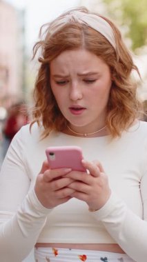 Akıllı telefon daktilosu kullanan genç bir kadın aniden piyango sonuçlarını, kötü haberi, servet kaybını ve başarısızlığı kaybediyor. Şehir merkezinin güneşli caddesinde duran kız. Kasaba yaşam tarzları.