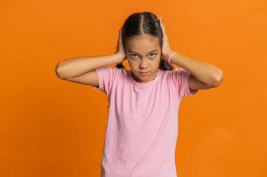 Duymak istemiyorum, dinle. Hüsrana uğramış, sinirli, genç, şirin bir kız. Kulaklarını tıkayarak hayır diyor. Hoş olmayan sesleri görmezden gelerek tavsiyelerden kaçınıyor. Çocuk yaşta, 10 yaşında.