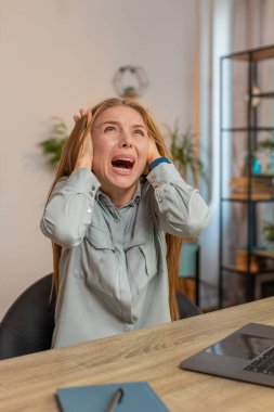 Kafkasyalı iş kadını bağırıyor, apartman dairesinin gürültüsünü duymamaya çalışıyor. Ev yenileniyor ve gürültüden dolayı dizüstü bilgisayar ağı üzerinde çalışamıyor..