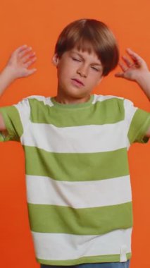 Genç çocuk umutsuzluk ve yalnızlık hissediyor, sinirsel çöküntü yaşıyor, kaybediyor oyun başarısızlığı, kötü talih, kayıp, şanssız haberler karşısında şaşırıyor. Turuncu arka planda küçük çocuklar