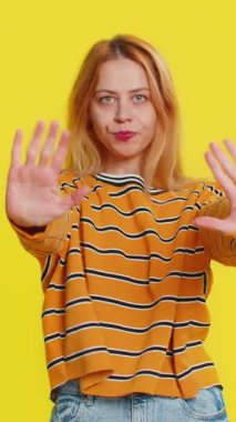 Dur, yeter. Genç bir kadın, el ele tutuşmak yok diyor. Bitiş çizgisinde el ele tutuşmak yok. Bitiş uyarısı, giriş yasağı, iletişim kopukluğu, vücut dili tehlikesi. Sarı arka plandaki kız