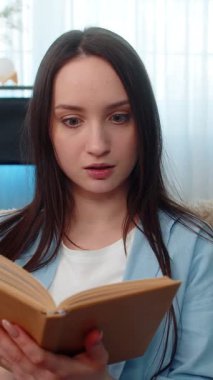 Genç ve güzel bir kadın kanepeye oturmuş kitap okuyor. Hikâyeye dalmış, duygusal tepki veriyor. Kafkasyalı kız her sayfada görünen ifadeleri değiştiriyor, entrika çevirmeler ve dramlara karışıyor.