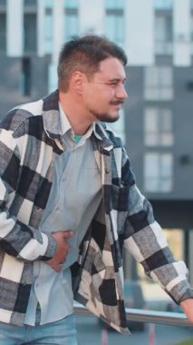 Kafkasyalı yetişkin bir gezgin karın ağrısı ve mide iltihabı sorunu yaşıyor. Semptom zehirlenmesi geçiren üzgün turist ishal hazımsızlık peptik ülser pankreatiti..