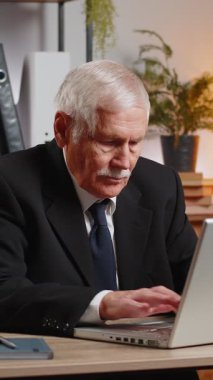 Sıkıcı uykucu kıdemli işadamı dizüstü bilgisayarla çalışırken esniyor, ofis masasına yaslanıyor. Yorgun, Kafkasyalı, serbest çalışan, işkolik bir adam. İstihdam, meslek, işsiz