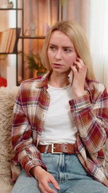 Kızgın yetişkin bir kadın, koltukta oturup reddederek akıllı telefondan sinir bozucu aramalar yapmayı reddediyor. Kız, spam veya dolandırıcı arayana hüsranla tepki göstererek, vücut diline olan anlaşmazlığını dile getiriyor.