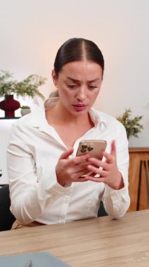 Merkez ofisteki genç iş kadını akıllı telefonları kontrol ediyor. Başarısız düzen ve bütçe kesintileri görüyor. Masadaki serbest çalışan kız, müşterilerin güncellemelerini, bütçe güncellemelerini, kayıplarını ve yakında cevap vermeyi reddediyor..