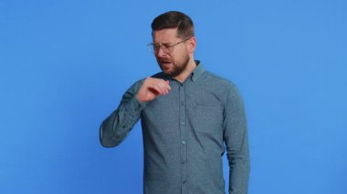 Kafkasyalı orta yaşlı gözlüklü bir adam avuçlarına uzanmış, esniyor, gündüzleri uyukluyor, dinleniyor, rahat bir uyku saati geçiriyor. Yetişkin adam mavi arkaplanda izole edildi