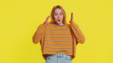 Aman Tanrım, vay canına. Heyecanlı kazanan kadın şaşkınlıkla el kaldırıyor kameraya büyük gözlerle bakıyor başarıyı kutlayan zaferin şokuyla iyi haberleri kutluyor. Sarı arka plandaki kız