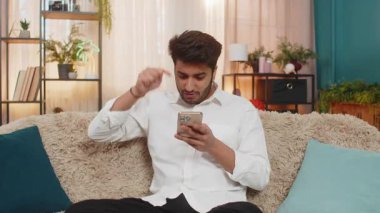 Evdeki koltukta oturan Hintli adam hoparlörden konuşuyor, yoğun bir şekilde el kol hareketi yapıyor, güçlü duygularını dile getiriyor. Telefon görüşmesinde tartışan adam konuşma sırasında duygusal tepki gösterme tutkusuna kapılmış.