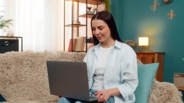 Evde dizüstü bilgisayarla yazı yazan genç ve mutlu bir kadın. Kapanış aleti başarılı bir işten sonra tatmin oluyor. Beyaz kız kanepeye yaslanıyor, kameraya gülümsüyor, sonuçlarıyla gurur duyuyor.