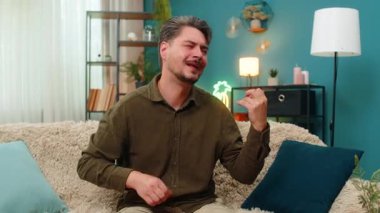 Evde orta yaşlı bir adam görünmez gitar çalıyor. Kollarını sallıyor, ritim tutuyor. Canlı müzikten hoşlanıyor. Genç yetişkin adam koltukta sallanıyor enerjik hava gitarı coşkuyu kutluyor eğlence heyecanı büyük heyecan