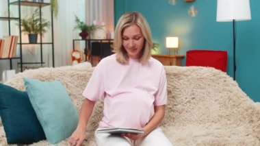 Hamile, orta yaşlı bir kadın bebek için yeni mektuplar yazıyor. Karnına bir zarf koyup sıcak dileklerde bulunuyor. Kanepede oturan beyaz kız gülümsüyor umut dolu bir mesaj kaydediyor..