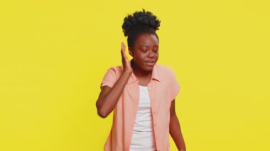 - Ne? - Seni duyamıyorum. Afrika 'lı bir kadın elleri kulağına dolanmış, kafasını karıştıran bir merakla öne eğiyor. Sarı arka plandaki siyah kız belirsiz ses ve konuşmayı anlamak için sürpriz bir çaba gösteriyor