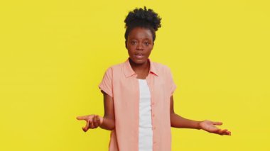 Kim var orada? Tık-tık. Afrikalı kadınlar kapıya vurur, başını eğer ve şaşırır. Sarı arka plandaki siyah kız cevap beklerken beklenti karışıklığı yaşıyor.