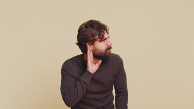 - Seni duyamıyorum. - Ne? Lübnanlı adam seni duymaya çalışıyor, kafası karışmış ve kaşlarını çatmış bir halde, daha yüksek sesle konuşmak için kolunu kulağının dibinde tutuyor, tekrar etmek istiyor, bej rengi stüdyonun arka planında sağırlık var..