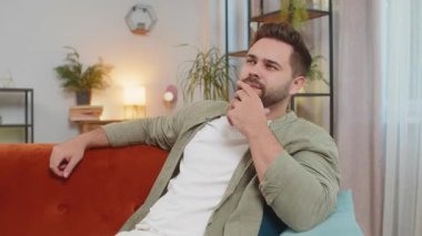 Üzgün, yalnız bir adam sınıfında oturmuş, hayat endişelerini düşünüyor ya da karşılıksız aşk adaletsiz bir durumdan muzdarip. Kafkasyalı yalnız adam problemi, ayrılık, depresyon, sinir krizi, tükenmişlik.