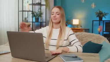 Kafkasyalı bir kadın evinde oturuyor bilgisayarında uzak bir iş gününü bitiriyor, esniyor, gülümsüyor, sakin ve tamamen tatmin olmuş hissediyor. Kız mutlu görünüyor, rahatlamış, sakin bir işten hoşlanıyor, çabalamaya devam ediyor.