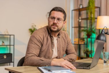 Kafkasyalı üzgün işadamı, hayat endişeleri ya da karşılıksız aşk üzerine düşünceli görünüyor, haksız bir durumdan muzdarip. Sorun, ayrılık, depresyonda olmak, tükenmek. Evdeki masadaki adam..